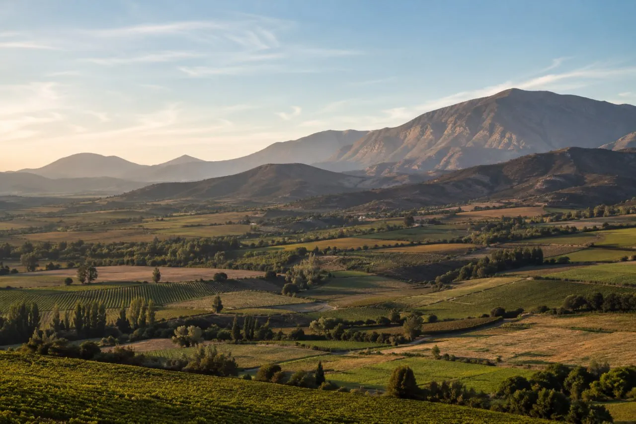 Valle rural de Ñuble frente a la cordillera